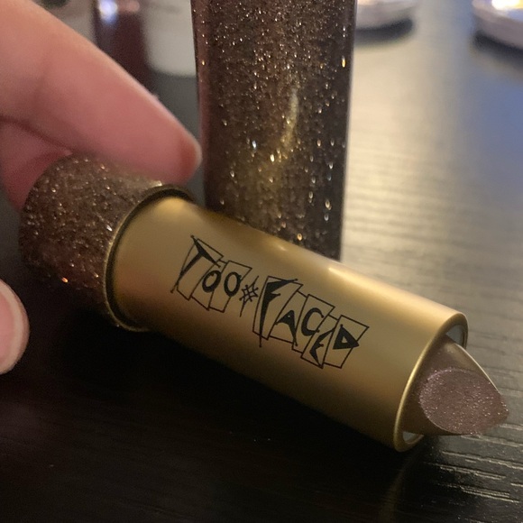 Too Faced Throwback Metallic Lipstick - Picture 4 of 4